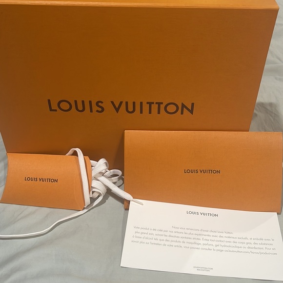 Authentic Louis Vuitton Sneakers (4 Times worn - Picture 7 of 8